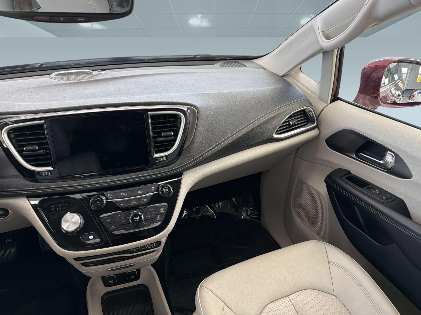 Used 2021 Chrysler Pacifica Touring-L w/ Uconnect Theater Family Group FWD image 32