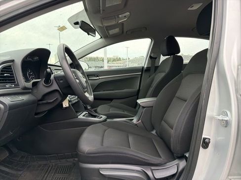 Used 2018 Hyundai Elantra SE w/ Winter Weather Package FWD image 9