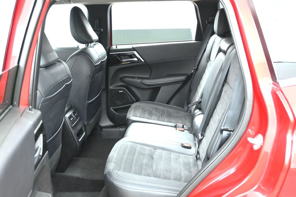 Used 2025 Mitsubishi Outlander SE AWD/4WD image 15
