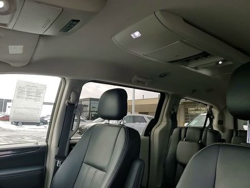 Used 2016 Chrysler Town & Country Touring w/ Driver Convenience Group image 21