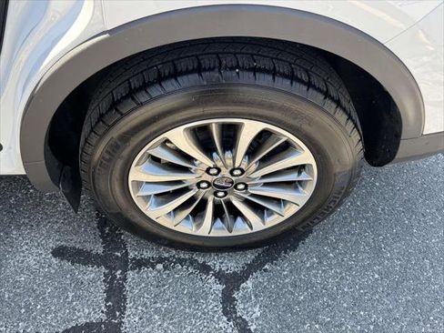 Used 2022 Lincoln Nautilus AWD w/ Premium Package image 10