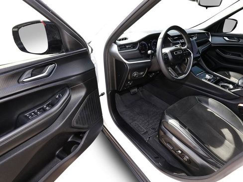 Used 2023 Jeep Grand Cherokee Altitude image 11