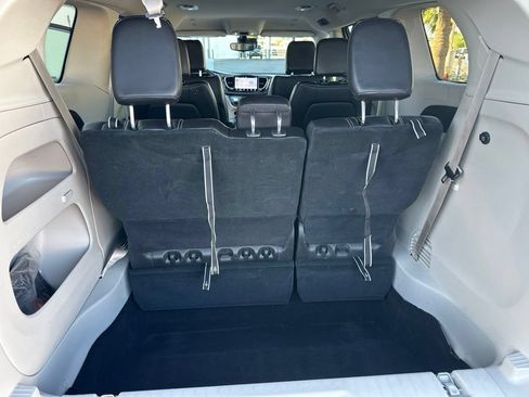 Used 2024 Chrysler Pacifica Touring-L FWD image 16