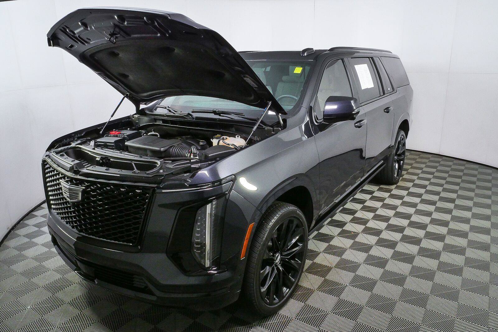 Used 2026 Cadillac Escalade ESV Platinum Sport w/ LPO, ONYX Package AWD/4WD image 32