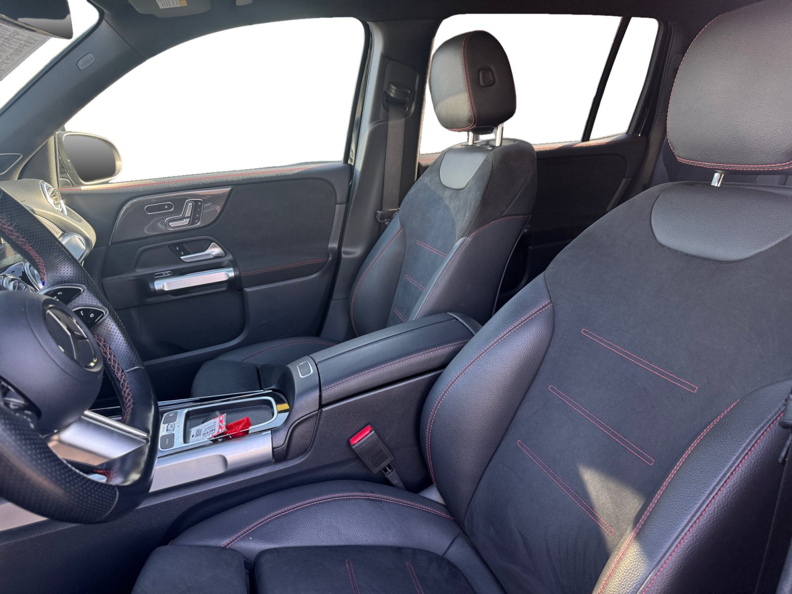 Used 2024 Mercedes-Benz GLB 250 w/ AMG Night Package image 9