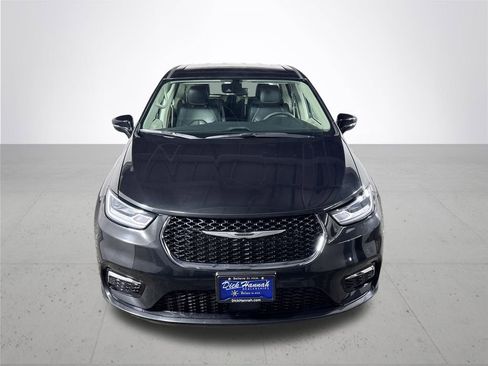 Used 2024 Chrysler Pacifica Select image 3