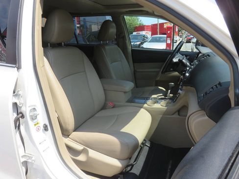 Used 2013 Toyota Highlander SE AWD/4WD image 11
