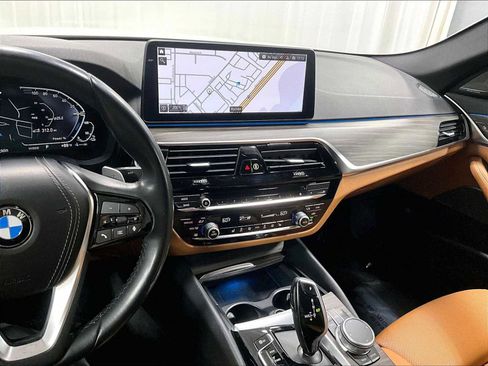 Used 2021 BMW 530e w/ Premium Package image 19