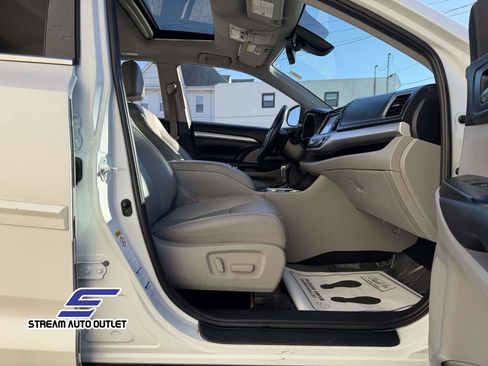 Used 2019 Toyota Highlander XLE image 11