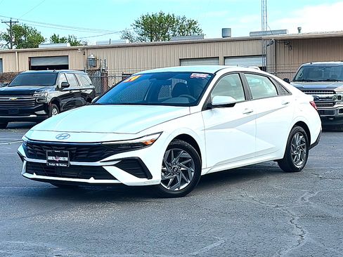 Used 2024 Hyundai Elantra SEL FWD image 2