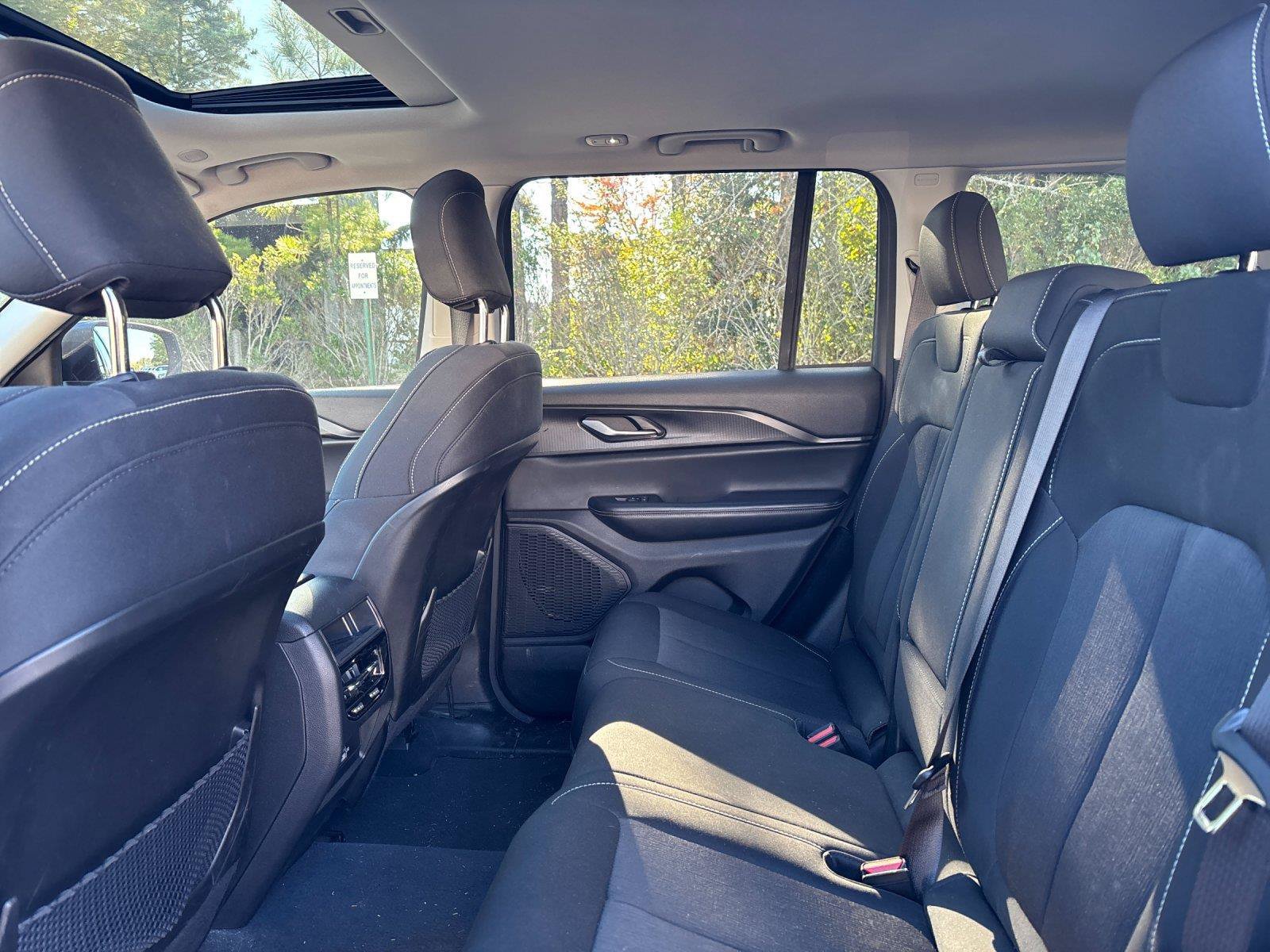 Used 2023 Jeep Grand Cherokee Laredo RWD image 31
