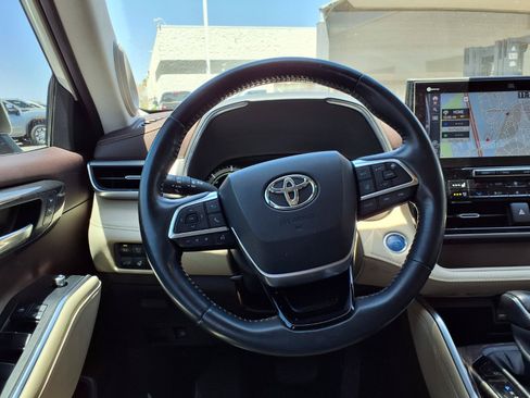 Used 2021 Toyota Highlander Platinum FWD image 19