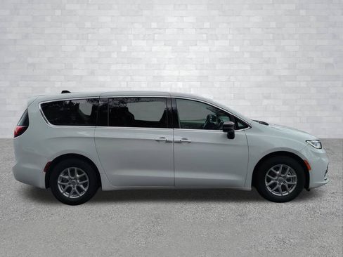 Used 2024 Chrysler Pacifica Touring-L FWD image 3