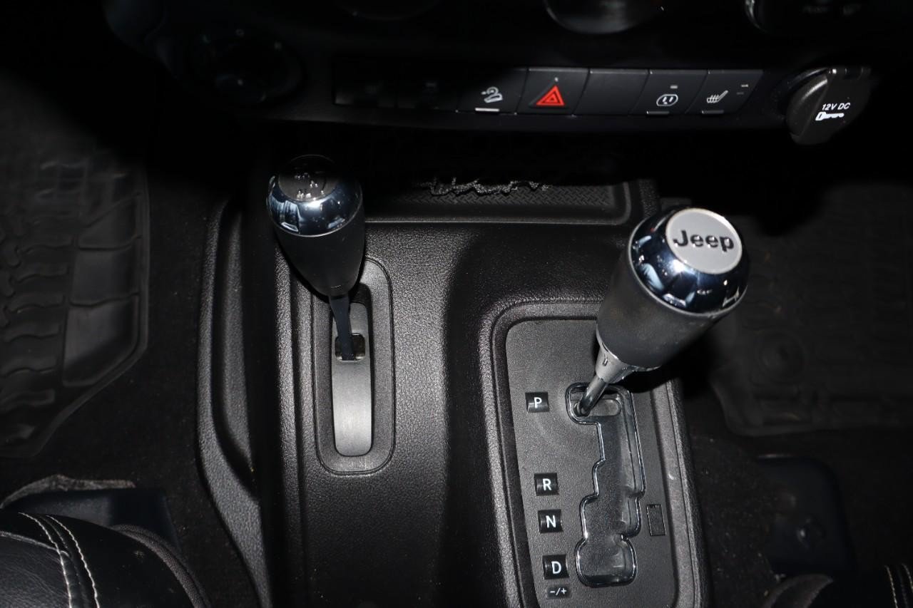 Used 2015 Jeep Wrangler Unlimited Sahara w/ Connectivity Group AWD/4WD image 18