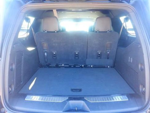 Used 2025 Chevrolet Suburban Z71 image 7