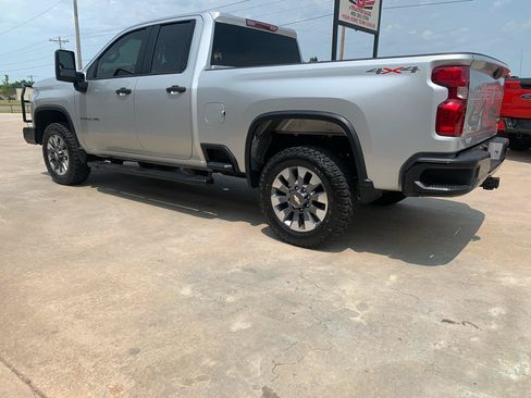 Used 2022 Chevrolet Silverado 2500 Custom w/ Custom Value Package AWD/4WD image 4
