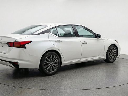 Used 2025 Nissan Altima 2.5 SV FWD image 9