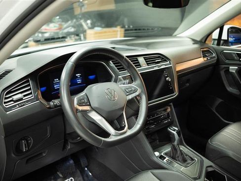 Used 2022 Volkswagen Tiguan SE w/ Panoramic Sunroof Package image 9