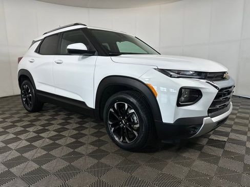 Used 2023 Chevrolet TrailBlazer LT image 2