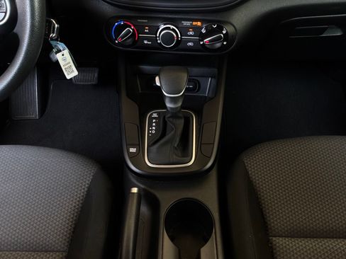 Used 2025 Kia Soul LX w/ LX Technology Package FWD image 13