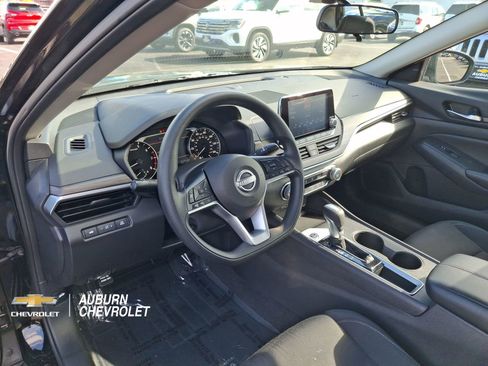 Used 2025 Nissan Altima 2.5 SV FWD image 17