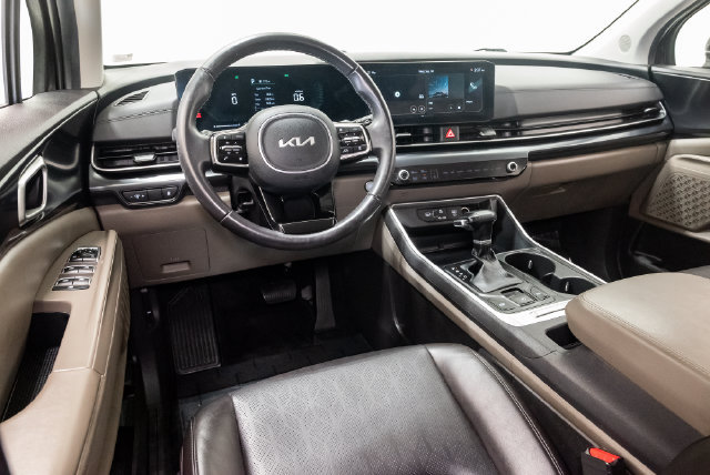 Used 2025 Kia Carnival FWD image 7