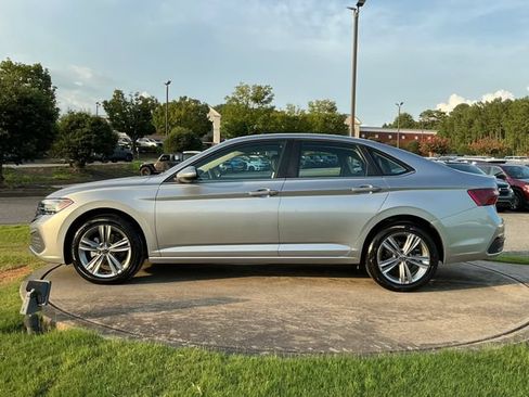 Used 2024 Volkswagen Jetta SE FWD image 4