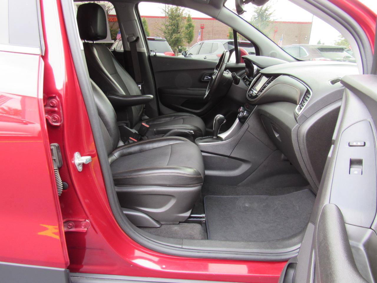 Used 2020 Chevrolet Trax LT w/ LT Convenience Package AWD/4WD image 33