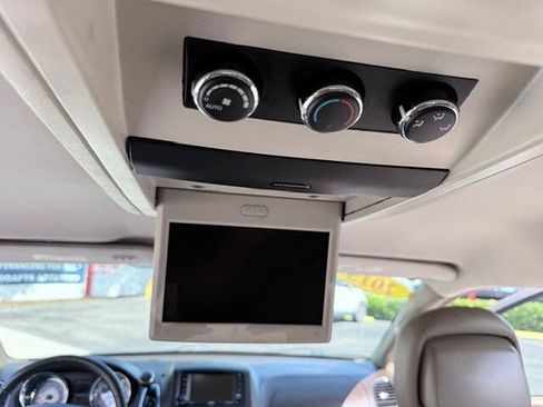 Used 2015 Chrysler Town & Country Touring FWD image 18