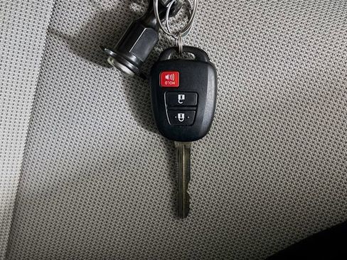 Used 2025 Toyota Corolla Cross L image 32