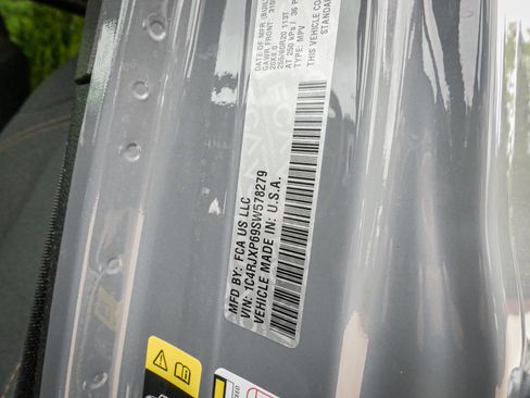 Used 2025 Jeep Wrangler Unlimited Sahara AWD/4WD image 33