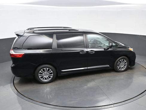 Used 2020 Toyota Sienna XLE FWD image 40