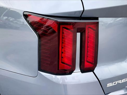 Used 2025 Kia Sorento LX FWD image 25