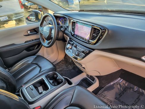 Used 2023 Chrysler Pacifica Touring-L FWD image 32