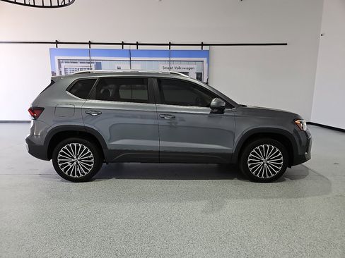 Certified 2025 Volkswagen Taos SE FWD image 6