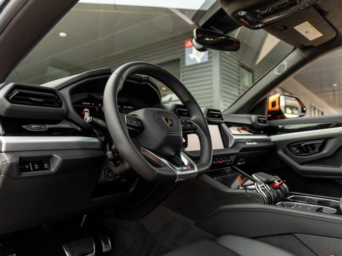 Used 2025 Lamborghini Urus SE image 21