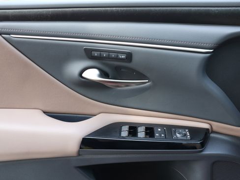 Used 2025 Lexus ES 300h w/ Premium Package FWD image 13