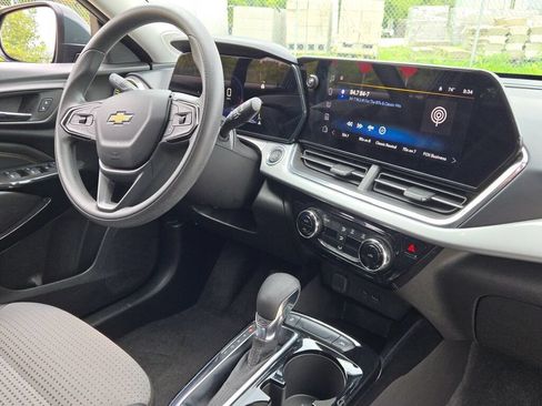 Used 2025 Chevrolet Trax LT FWD image 7