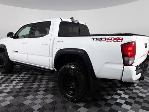 Used 2017 Toyota Tacoma TRD Off-Road w/ Premium & Technology Package AWD/4WD image 4
