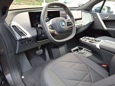 Used 2024 BMW iX xDrive50 w/ Sport Package AWD/4WD image 9