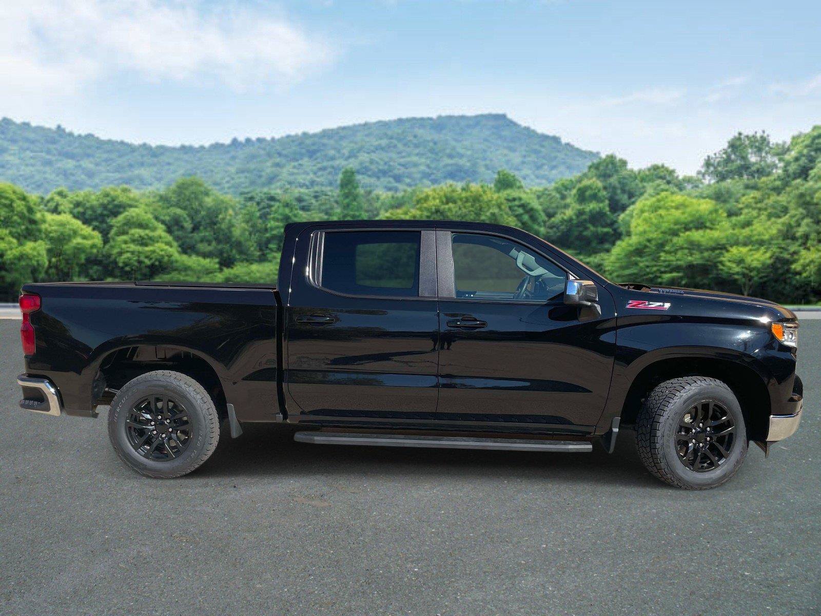 Used 2024 Chevrolet Silverado 1500 LT w/ Z71 Off-Road Package AWD/4WD image 2