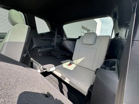 Certified 2022 Volkswagen Tiguan SE R-Line FWD image 26