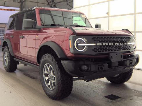 Used 2025 Ford Bronco Badlands image 3