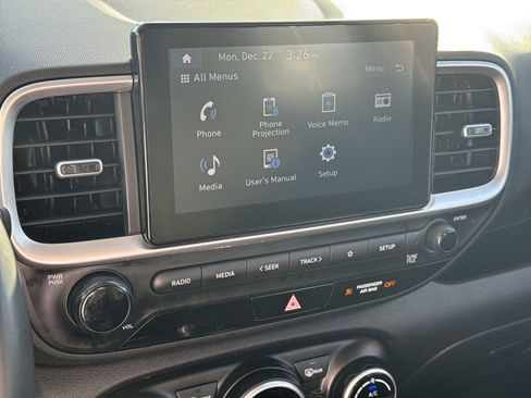 Used 2024 Hyundai Venue SEL image 24