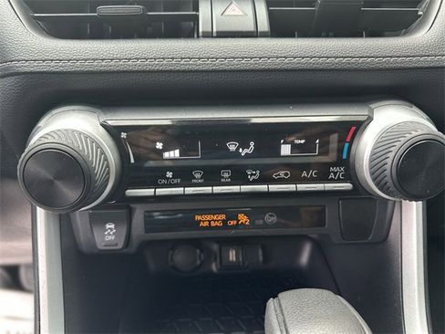 Used 2021 Toyota RAV4 LE image 20