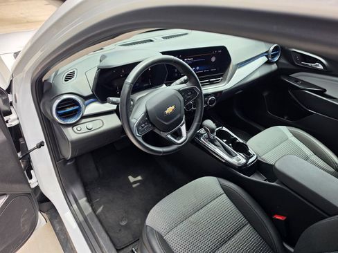 Used 2025 Chevrolet Trax LT w/ LT Convenience Package FWD image 9