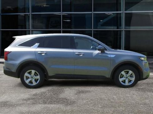 Used 2022 Kia Sorento LX image 2