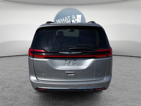 Used 2021 Chrysler Pacifica Touring-L image 5