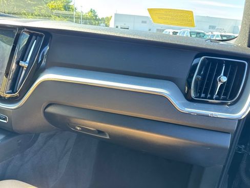Used 2019 Volvo XC60 T5 Momentum w/ Multimedia Package AWD/4WD image 26