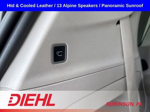 Used 2023 Chrysler Pacifica Limited FWD image 11